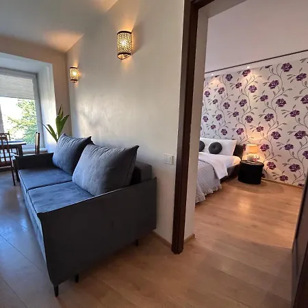 Apartment Bright 1 Bedroom Apt. With Balcony. Self Check In