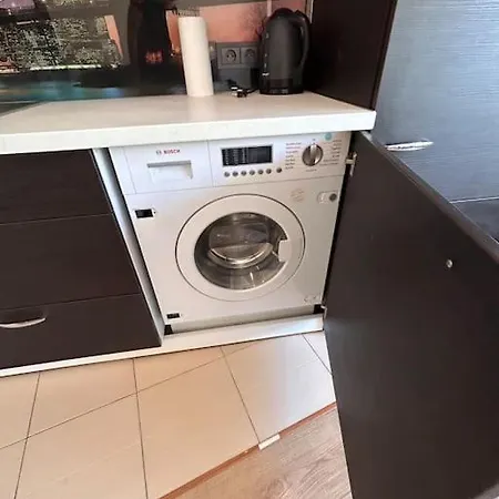 Bright 1 Bedroom Apt. With Balcony. Self Check In *