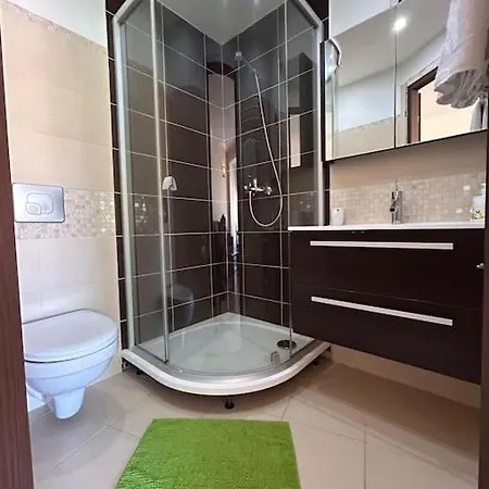 Bright 1 Bedroom Apt. With Balcony. Self Check In *