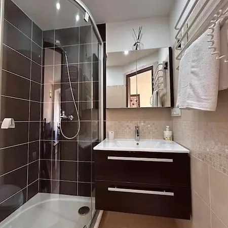 Apartment Bright 1 Bedroom Apt. With Balcony. Self Check In