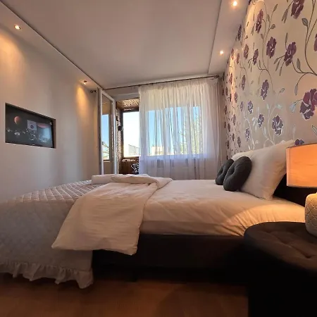 Apartment Bright 1 Bedroom Apt. With Balcony. Self Check In *